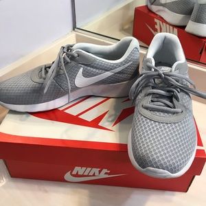 💗Like new women’s gray Nike sneakers size 9💗